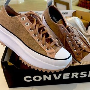 Converse run star hike UK 7.5 which is equivalent to a woman’s size 10 in the US